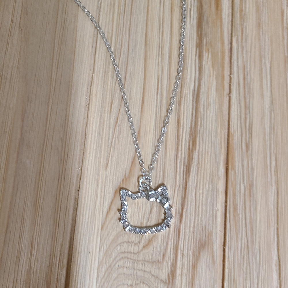 💜💜NEW💜💜PRECIOUS!! HELLO KITTY NECKLACE in SILVER 💜💜 - Picture 6 of 9